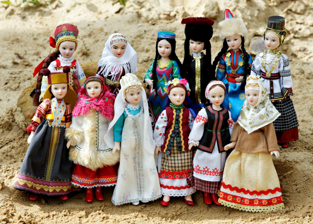 Колоритные национальные куклы для туристов